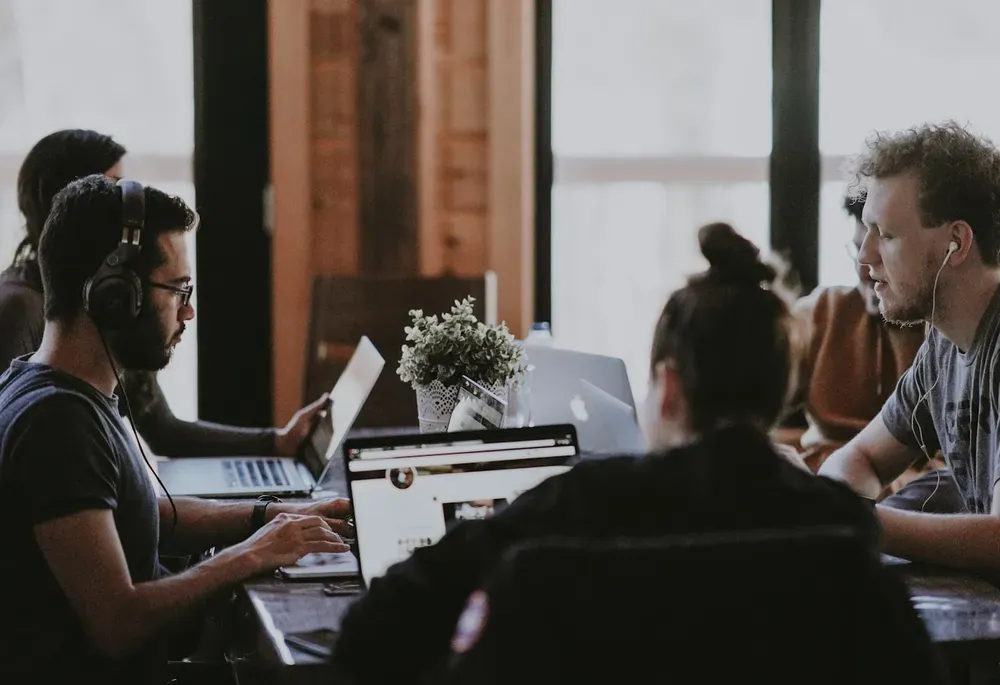 Entrepreneurs réunis autour d'une table lors d'un événement de réseau d'affaires
