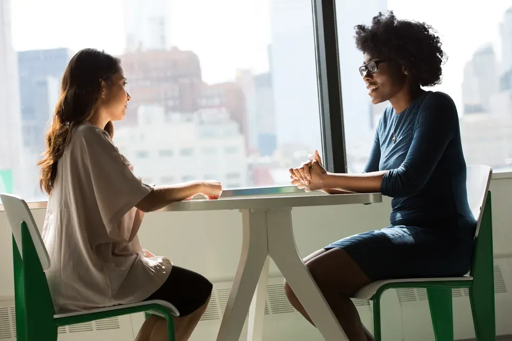 Entrepreneur frustré devant un écran d'ordinateur après un mauvais choix technologique