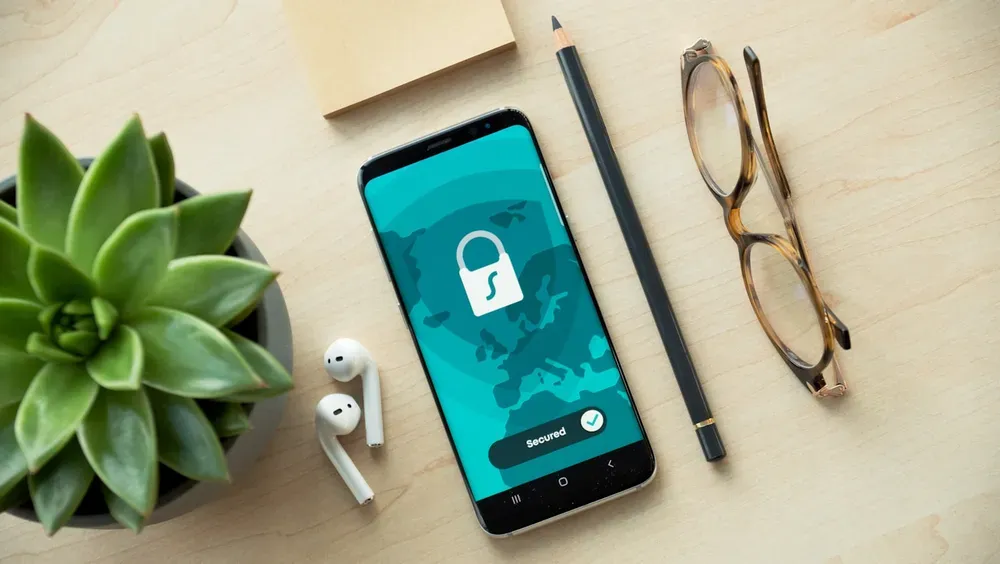 Deux iPhone posés à côté d'une paire de lunettes