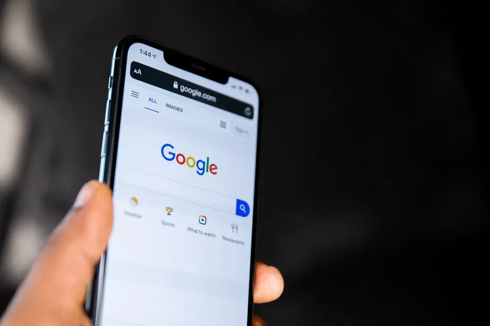 Une personne tenant un smartphone Android