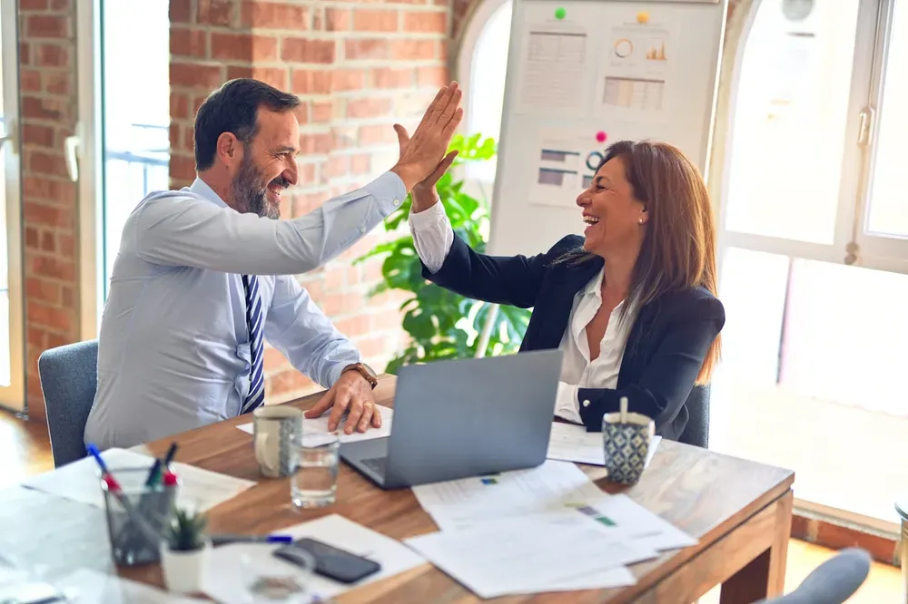 Équipe d'entrepreneurs qui collaborent autour d'un espace de travail numérique