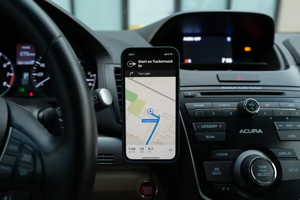Smartphone Android posé sur la console centrale d'une voiture