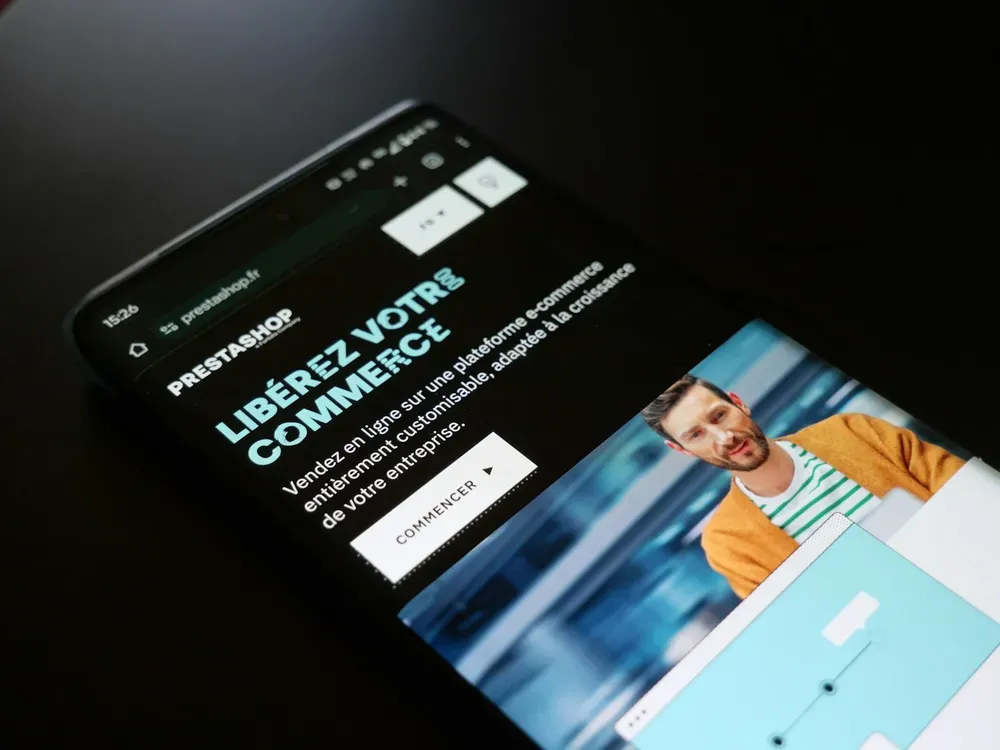 Le site de PrestaShop affiché sur un smartphone