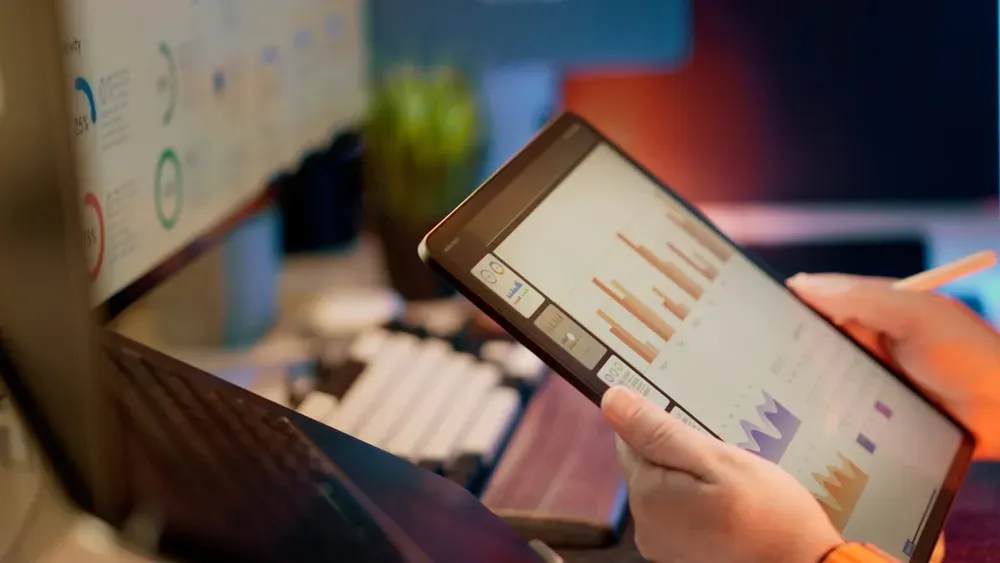 Une personne analyse des données financières sur une tablette