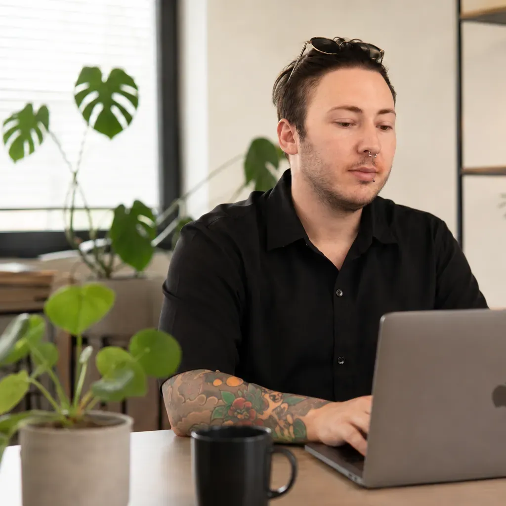 Christophe Moulin au travail, fondateur de l'Agence Web Art
